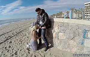 Blondie fesser sucking fat dick right on the beach