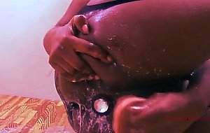 Ebony slut abuses herself 