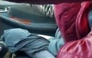 A street girl sucks his dick in car 