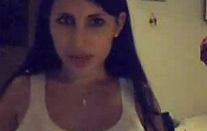 Elle se change devant sa webcam