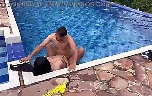 Piscinero cachondo me folla cuando mi marido no esta part 2