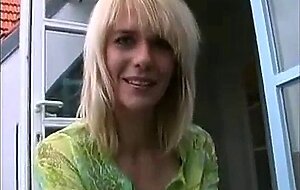 Deutsche blonde MILF öffnet das Überraschungspaket