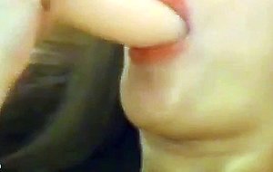 Web cam babe masturbates